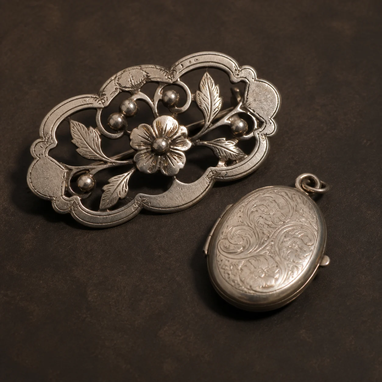 Broche et médaillon anciens en argent utilisés comme exemple d’étude d’un poinçon